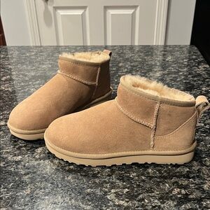 Ugg Classic Ultra Mini Size 7 Color Sand Like new